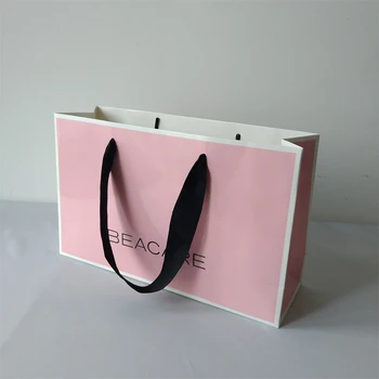 500 adet / grup Pembe alışveriş çantası Beyaz Sınır Desen Tasarımı ile Yeniden Kullanılabilir Kağıt hediye çantası Baskılı Siyah Logo