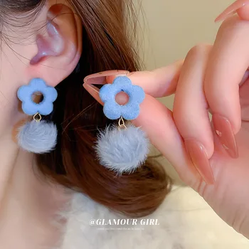 Boucles d’oreilles avec aiguilles argentées lexin bleu floqué fleurs petites boules de poils fraîches et mignonnesFree shipping